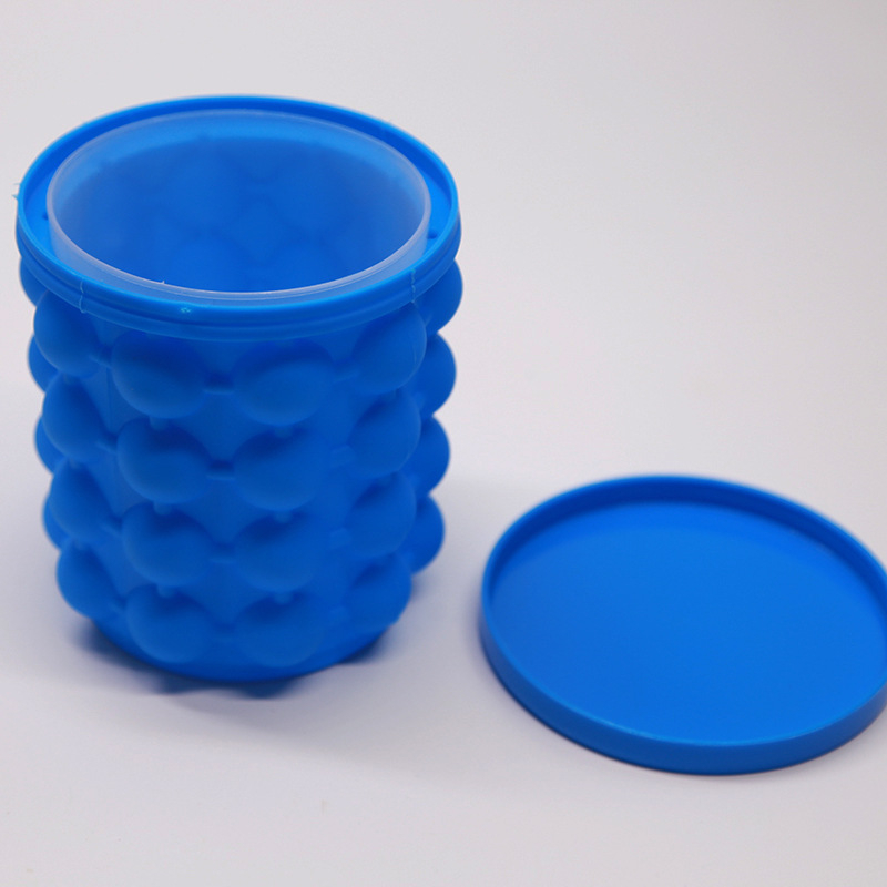 Silikoninis ledų kibiras su izoliacija greitam aušinimui, apvalus, šiuolaikiškas minimalistinis dizainas.