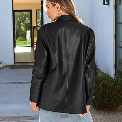 Moteriška PU odinė striukė vidutinio ilgio, laisvo kirpimo, švarko apykaklė, ilgomis rankovėmis, patchwork detalė su sagtimis