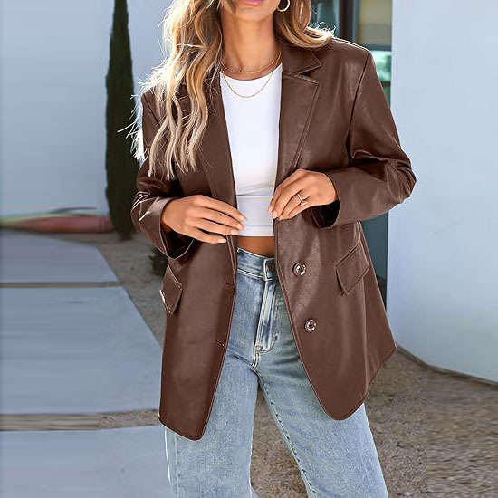 Moteriška PU odinė striukė vidutinio ilgio, laisvo kirpimo, švarko apykaklė, ilgomis rankovėmis, patchwork detalė su sagtimis