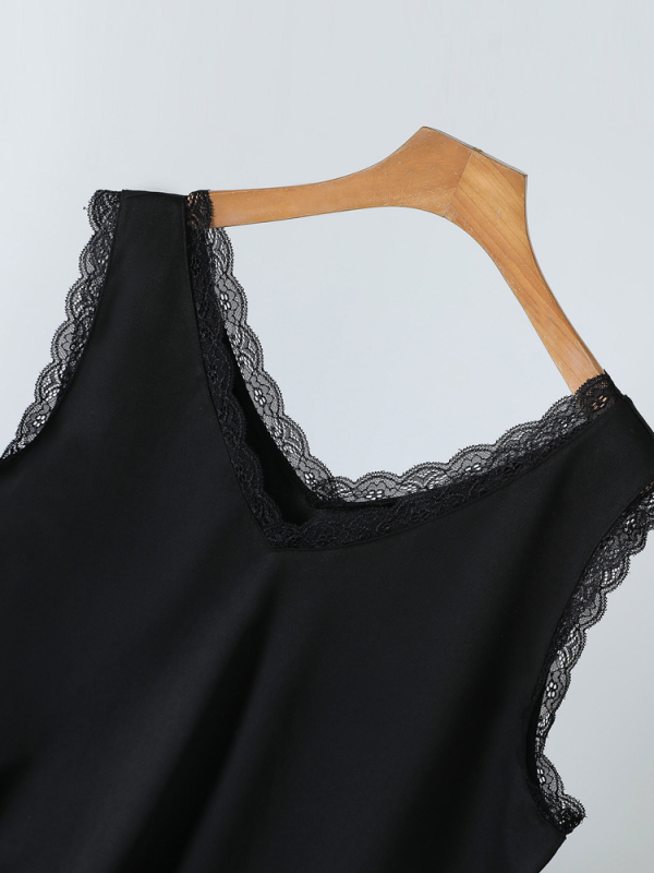 Gėlėtas poliesterio cami su 95%+ poliesterio ir spandekso <30%, laisvas kirpimas, megztinio stiliaus pečių dirželiai