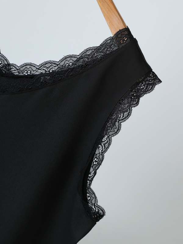 Gėlėtas poliesterio cami su 95%+ poliesterio ir spandekso <30%, laisvas kirpimas, megztinio stiliaus pečių dirželiai