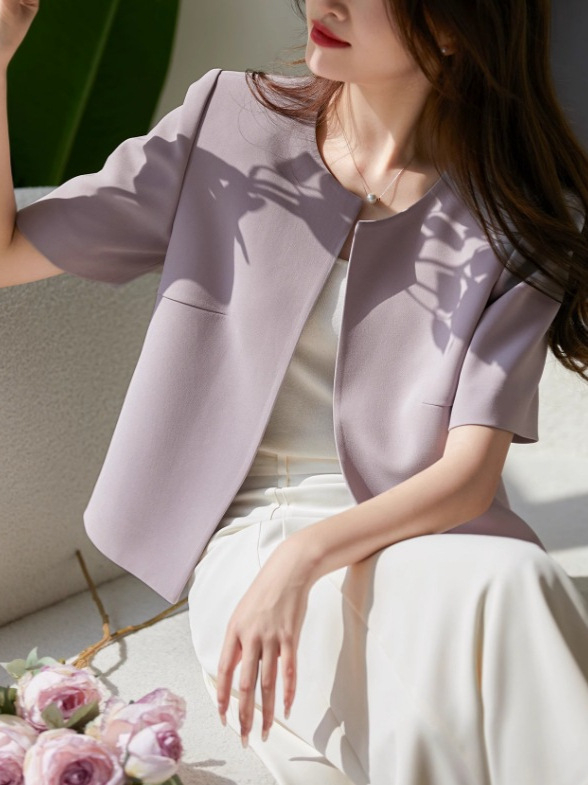 Дамско леко полиестерно късо палто с кръгло деколте, къс ръкав, едноцветно, дължина 50–65 см