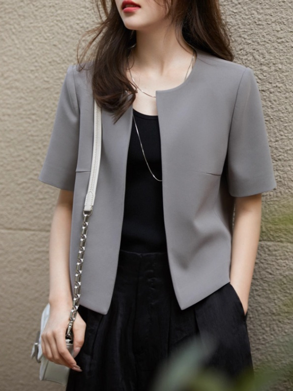 Дамско леко полиестерно късо палто с кръгло деколте, къс ръкав, едноцветно, дължина 50–65 см