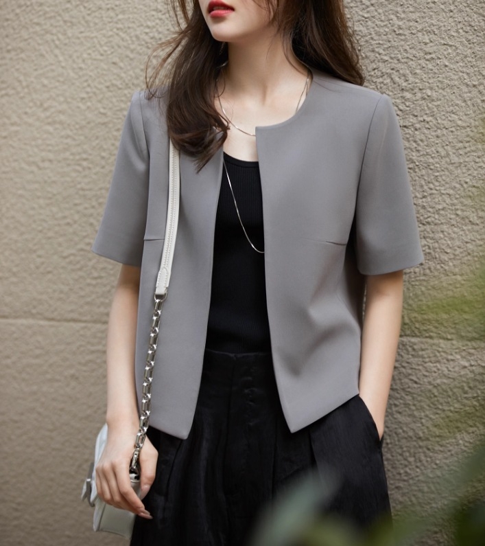 Дамско леко полиестерно късо палто с кръгло деколте, къс ръкав, едноцветно, дължина 50–65 см