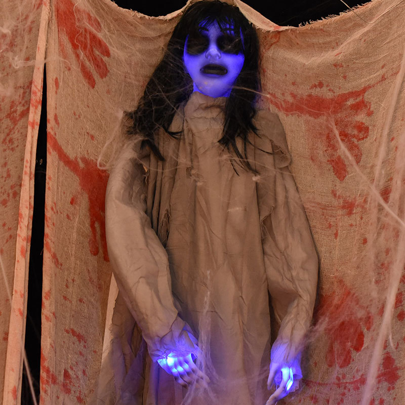 Halloweenre szánt elektromos függő szellem — műanyag anyag, ravasz félelmetes stílus; Termékkategória: elektromos függő szellem; Dekor rekvizitok a helyszínhez