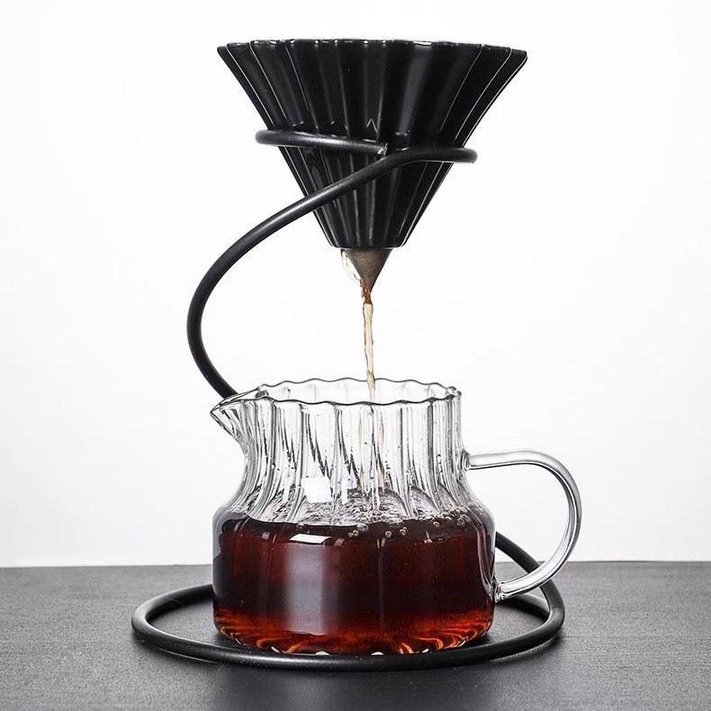 Stiklinė kavos kanvė su vertikaliomis juostomis (borosilikato stiklas, atspari temperatūrai, skirta rankų ruoštai kavai ir pieno dalijimui)