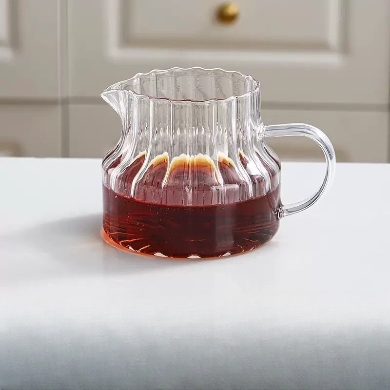 Stiklinė kavos kanvė su vertikaliomis juostomis (borosilikato stiklas, atspari temperatūrai, skirta rankų ruoštai kavai ir pieno dalijimui)