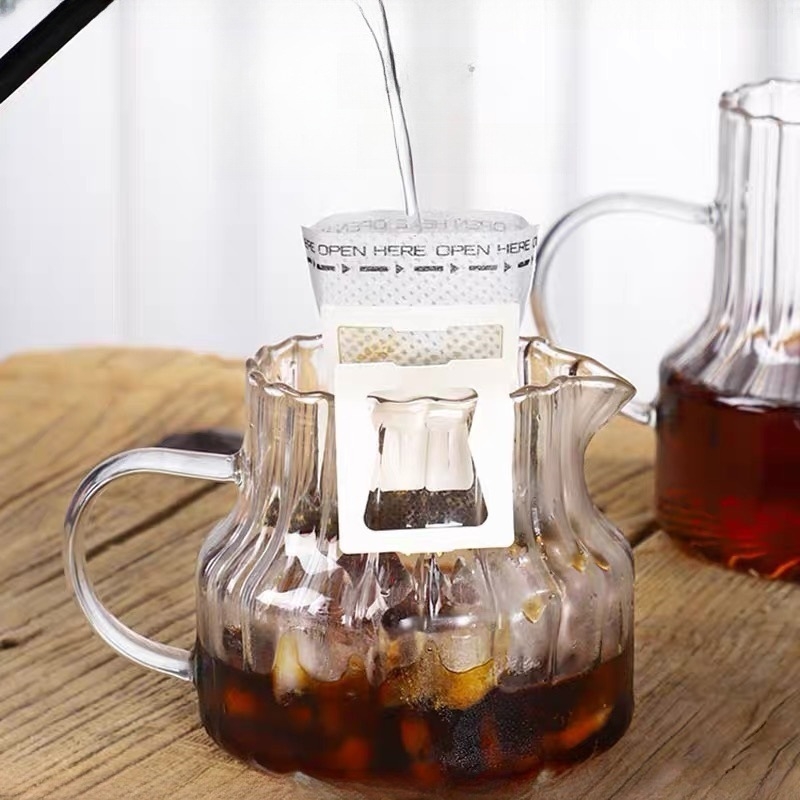 Stiklinė kavos kanvė su vertikaliomis juostomis (borosilikato stiklas, atspari temperatūrai, skirta rankų ruoštai kavai ir pieno dalijimui)