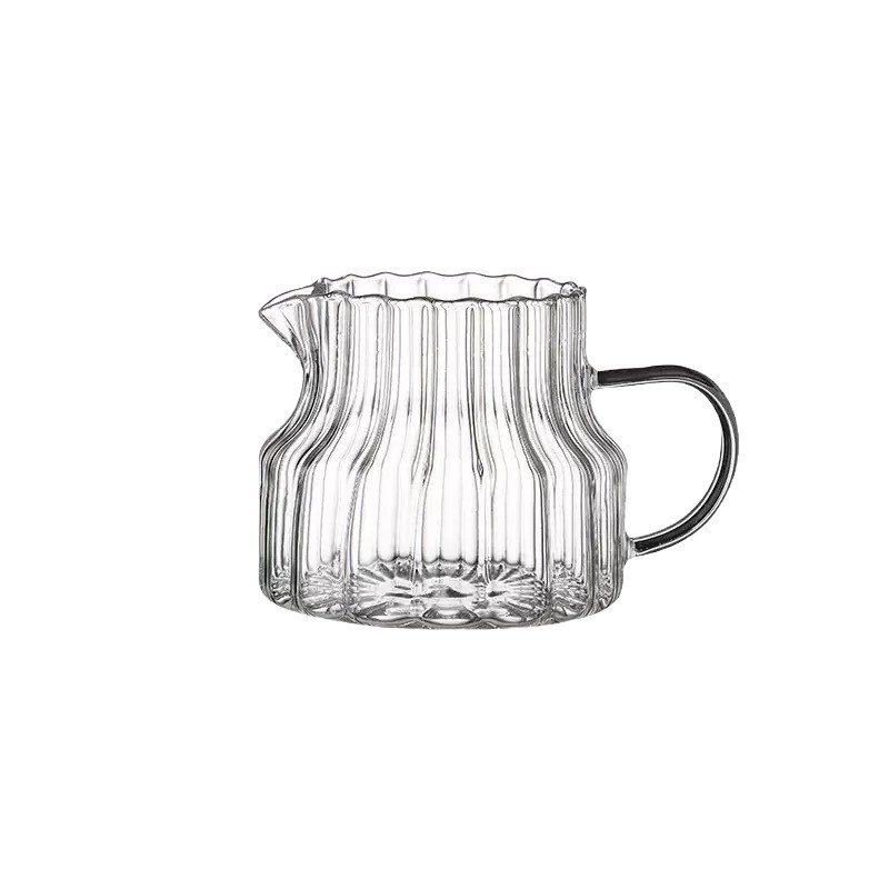 Stiklinė kavos kanvė su vertikaliomis juostomis (borosilikato stiklas, atspari temperatūrai, skirta rankų ruoštai kavai ir pieno dalijimui)