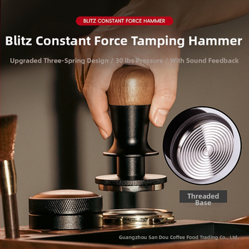 Kavos tamperis su fiksuotu jėgą, automatinį atsitraukimą ir pusiausvyrą; graikinio riešuto mediena ir nerūdijantis plienas, šiuolaikinis minimalistinis stilius