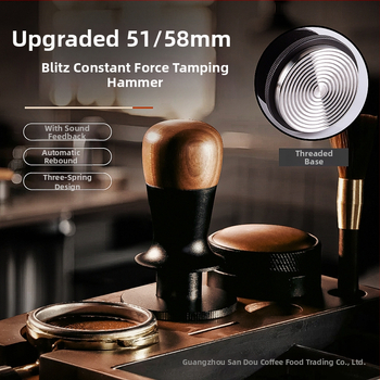 Kavos tamperis su fiksuotu jėgą, automatinį atsitraukimą ir pusiausvyrą; graikinio riešuto mediena ir nerūdijantis plienas, šiuolaikinis minimalistinis stilius