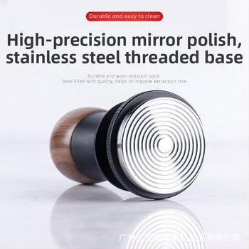 Kavos tamperis su fiksuotu jėgą, automatinį atsitraukimą ir pusiausvyrą; graikinio riešuto mediena ir nerūdijantis plienas, šiuolaikinis minimalistinis stilius