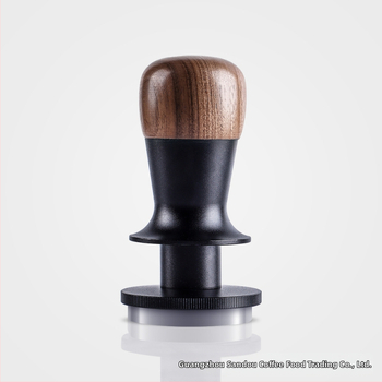 Kavos tamperis su fiksuotu jėgą, automatinį atsitraukimą ir pusiausvyrą; graikinio riešuto mediena ir nerūdijantis plienas, šiuolaikinis minimalistinis stilius