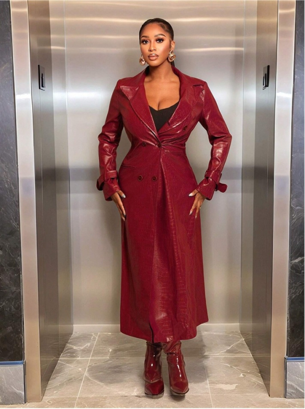 Moteriškas ilgas PU odos paltas, dviejų eilių užsegimas, kostiumo tipo apykaklė, poliesterio audinys, ilgis 80–100 cm