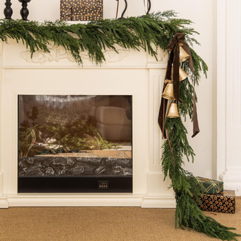 Γιρλάντα από τεχνητό Νορφολκ Πάιν με ράταν – PVC, μάρκα Linjie, ημιχειροποίητη και ημιμηχανική κατασκευή, χριστουγεννιάτικη διακόσμηση