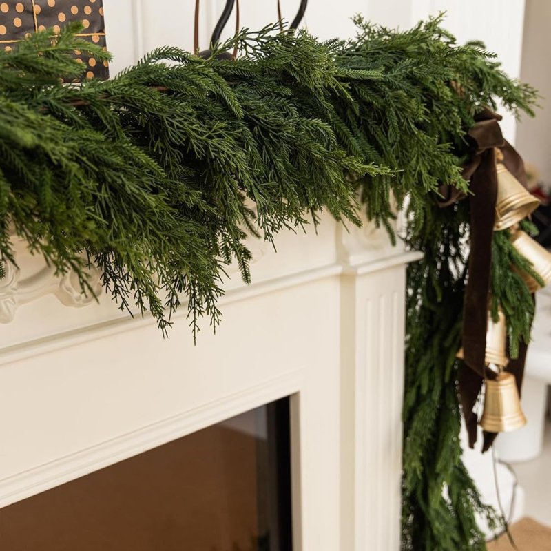 Mesterséges Norfolk fenyő girland rattanból – PVC, Linjie márka, félautomata és félig manuális kivitelezés, karácsonyi díszítés