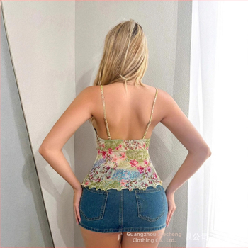 Τοπ με τιράντες, χωρίς μανίκια, χαλαρή γραμμή, φλοράλ μοτίβο, πολυεστέρας με ελαστάνη 95%+, κοντό μήκος 40-50 εκ., άνοιξη 2025 έκδοση