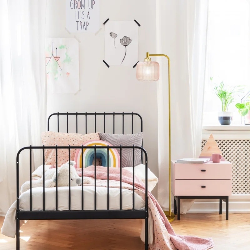 Stovinti LED lempa su stikline gaubte, reguliuojamas aukštis 1 m, modernus minimalistinis dizainas