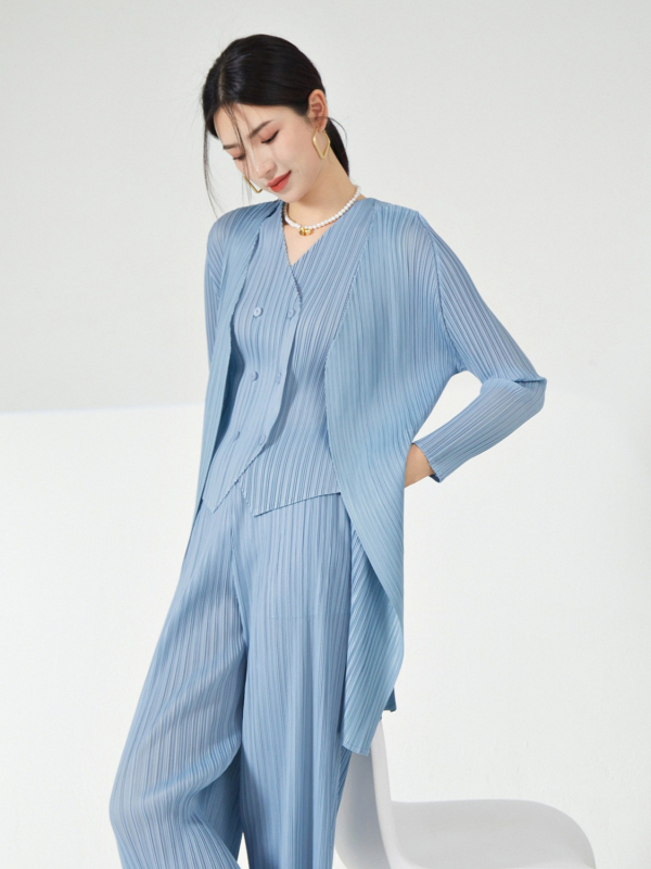 Moteriška lengva vėjo striukė, vidutinio ilgio, V-kaklo, raglan rankovėmis, tiesus kirpimas, poliesteris