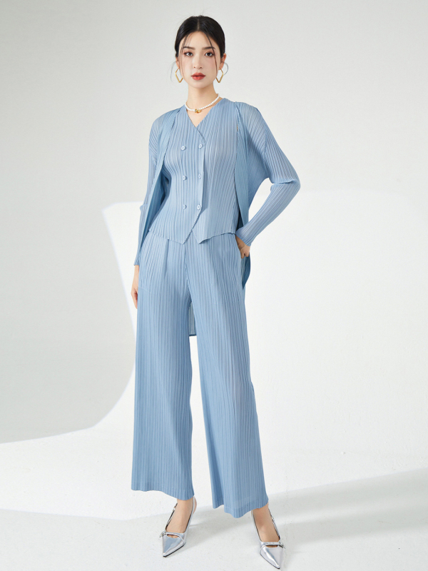 Moteriška lengva vėjo striukė, vidutinio ilgio, V-kaklo, raglan rankovėmis, tiesus kirpimas, poliesteris