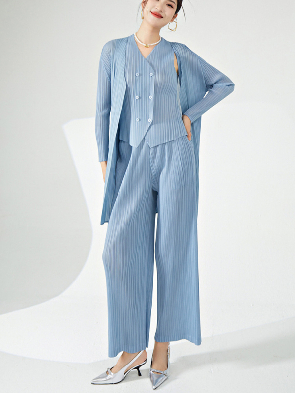 Moteriška lengva vėjo striukė, vidutinio ilgio, V-kaklo, raglan rankovėmis, tiesus kirpimas, poliesteris