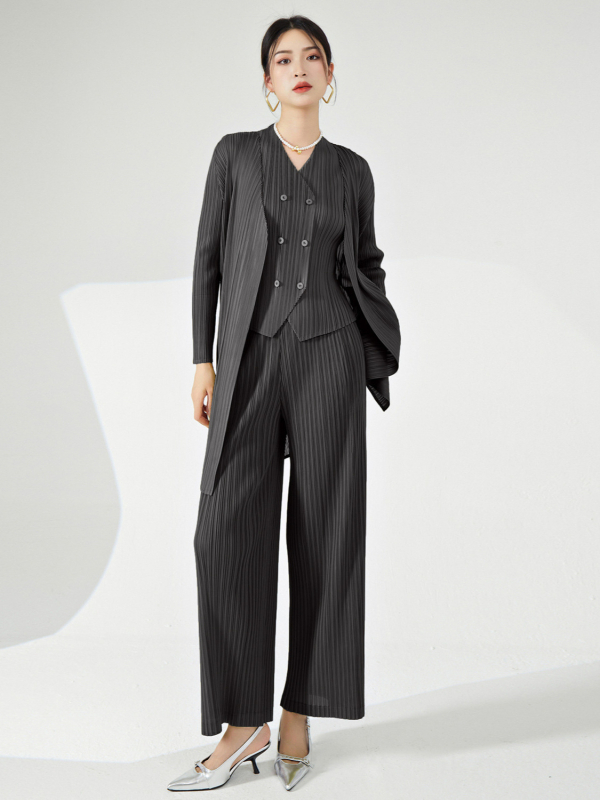 Moteriška lengva vėjo striukė, vidutinio ilgio, V-kaklo, raglan rankovėmis, tiesus kirpimas, poliesteris