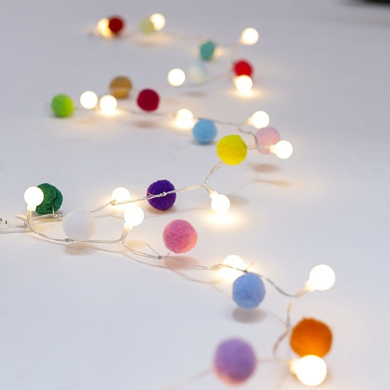 LED virtene ar pūkainām bumbiņām – 20 LED, 3000K, IP54, bateriju kastīte, iekšējai dekorācijai / svētkiem, modelis Fur Ball Lamp
