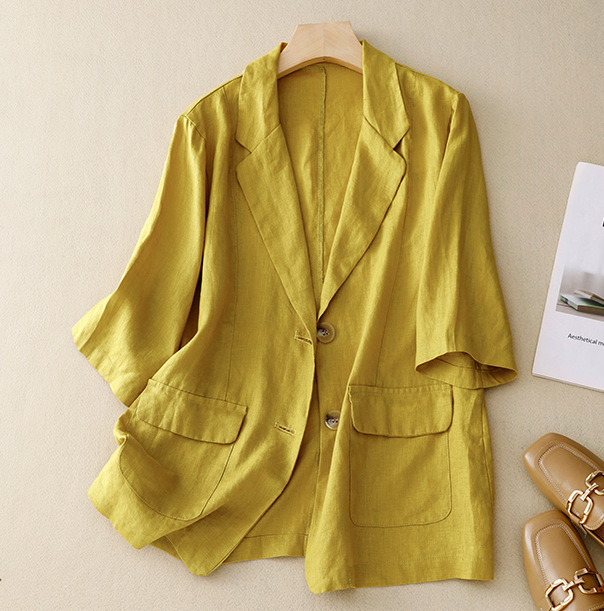 Sieviešu bleizers ar 3/4 garuma piedurknēm, žaketes apkakle, viena pogas aizdare; poliesterā audums, garums 50–65 cm