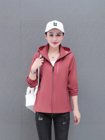 Γυναικεῖο σακάκι-παλτό με αποσπώμενη κουκούλα, στάσιμος γιακάς, φερμουάρ, εκτύπωση με κείμενο, πολυεστέρας, μεσαίου μήκους