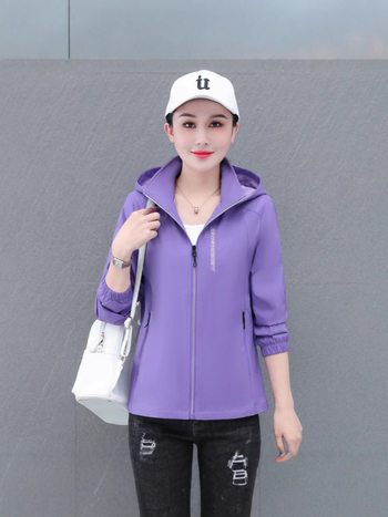 Γυναικεῖο σακάκι-παλτό με αποσπώμενη κουκούλα, στάσιμος γιακάς, φερμουάρ, εκτύπωση με κείμενο, πολυεστέρας, μεσαίου μήκους