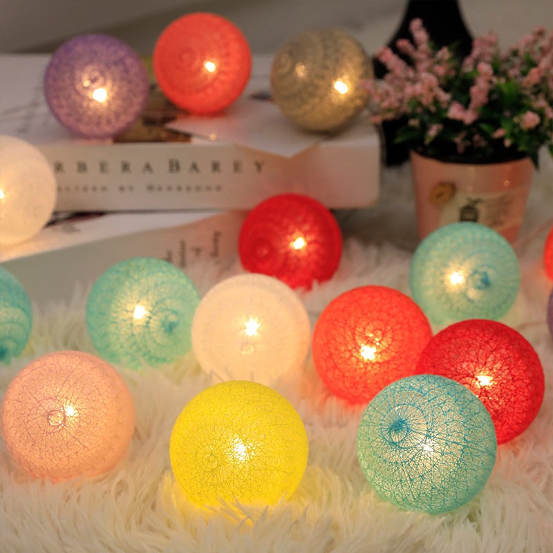 LED virtene ar kokvilnas bumbiņām – 10 ligzdas, 3V ievade, 6500 lm, IP43, 60000 h kalpošanas laiks, plastmasas korpuss