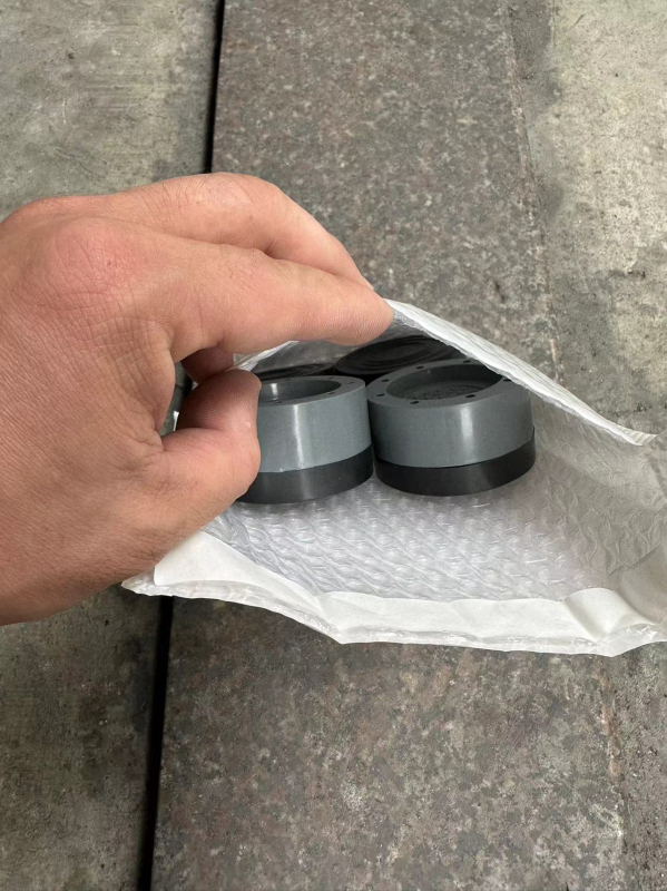 Skalbiamosios mašinos kojų pagalvėlės — neslidžios, slopina vibracijas, aukštinimo kilimėliai, iš plastiko; modernus minimalistinis stilius