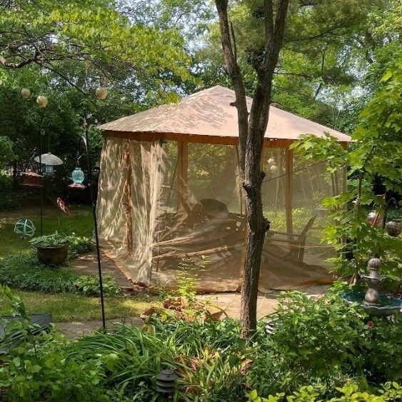 Āra moskītu tīklu teltis ar vienslāņu piramīd formu, ārējais materiāls no poliesteru, elpojošs tīkls, ūdensnoturība 1000-1500 mm