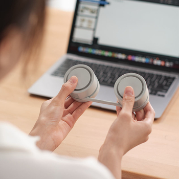 Ανεμιστήρας γύρω από τον λαιμό – αναδιπλόμενος φορητός ανεμιστήρας, ήσυχος (<36 dB), 3 ταχύτητες, αποσπώμενη μπαταρία 300–500 mAh, ασύρματη φόρτιση