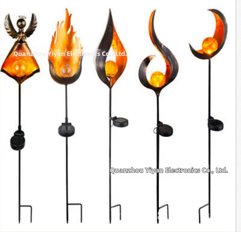 Λαμπτήρας γκαζόν από σφυρήλατο σίδερο με ηλιακή φλόγα και βάση για το έδαφος — LED, IP65, 0.6W, 1.2V, 12–16 ώρες