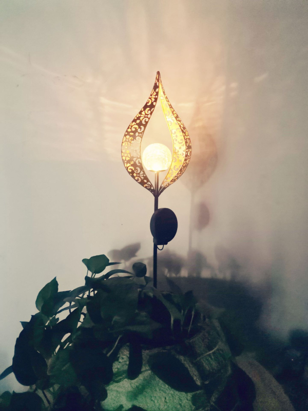 Соларна лампа за тревна площ от ковано желязо с подземен щифт — LED, IP65, 0.6W, 1.2V, 12–16 ч