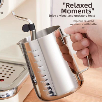 Latte art kanne iš nerūdijančio plieno su matavimo skale ir smaigiu snapu