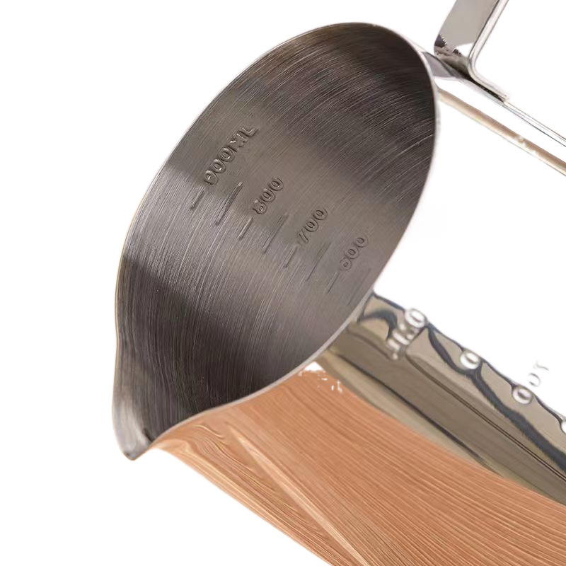 Latte art kanne iš nerūdijančio plieno su matavimo skale ir smaigiu snapu