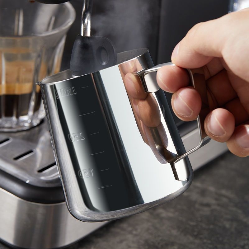 Latte art indas su matavimo skale ir siauru išpylimu