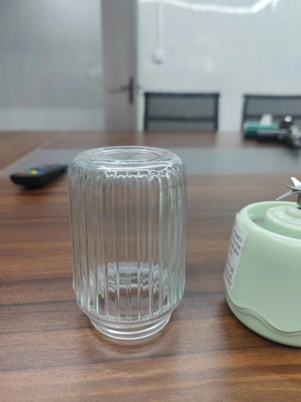 Sultų spaudinimo įrenginys su 5+ peilių • 18000 rpm • vidinė talpa iš borosilikatinio stiklo • įmontuota baterija • talpa iki 400 ml