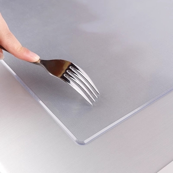 Правоъгълна прозрачна PVC подложка за нощно шкафче с матиран финиш – водоустойчива, прахоустойчивa, маслоустойчива, термоустойчива и устойчива на надраскване