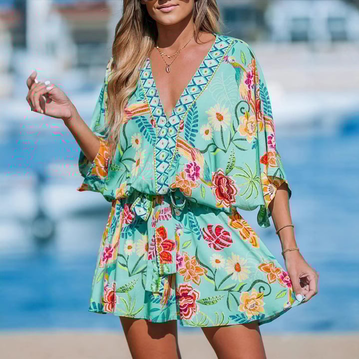 Рокля с V-образно деколте, флорален принт, къса дължина, свободна талия, полиестерен плат.