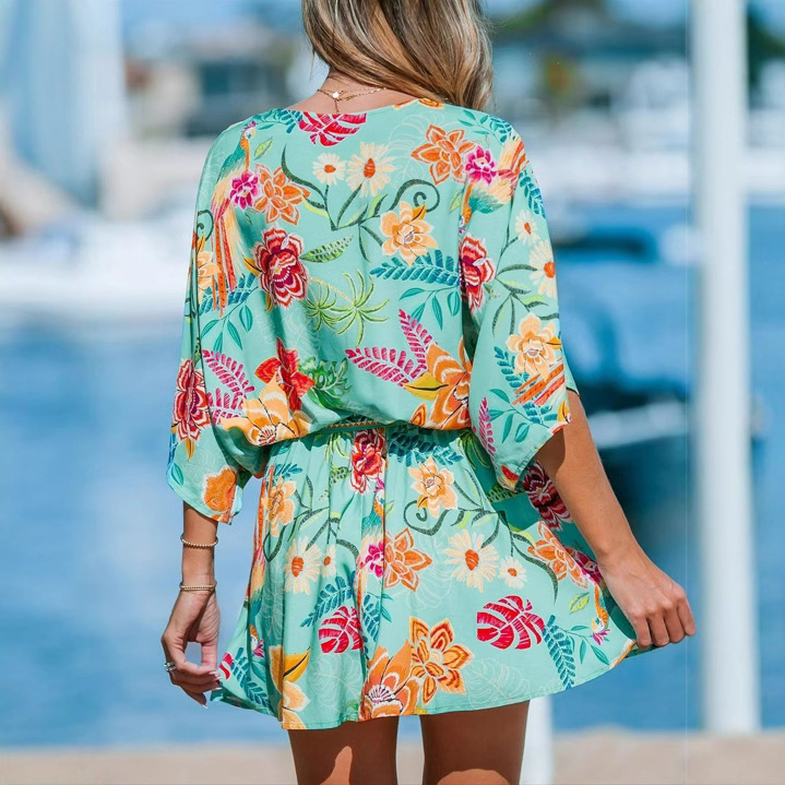 Рокля с V-образно деколте, флорален принт, къса дължина, свободна талия, полиестерен плат.