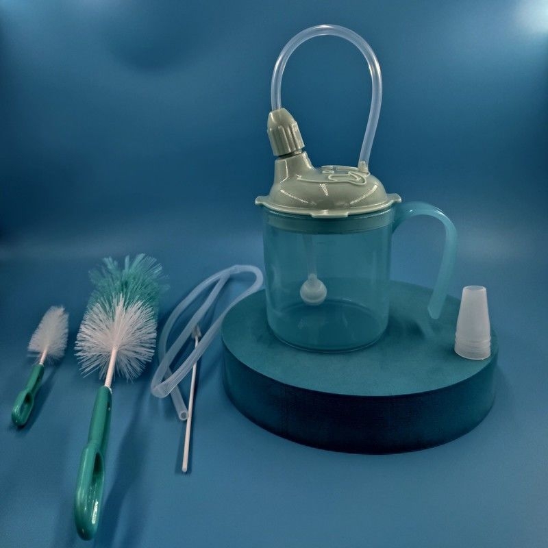 Gulintiems pacientams gėrimo puodelis su siurbimo vamzdeliu, apsauga nuo užspringimo ir nuotėkio, su kaklo pakabuku