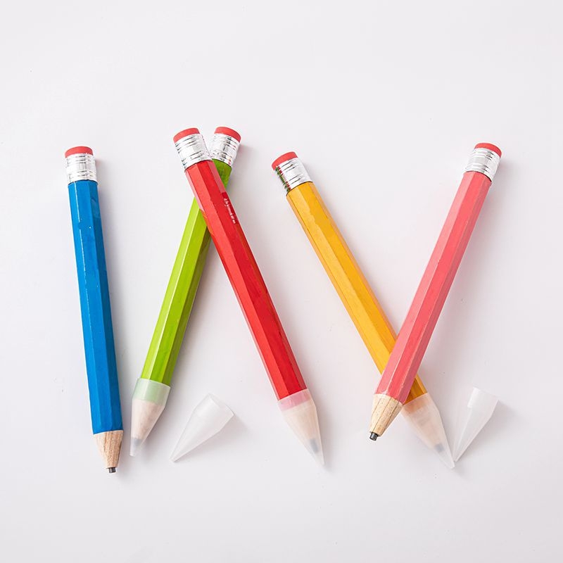 Medinis pieštukas su dauggalviu dizainu ir animaciniu motyvu; galima rašyti; blokų stiliaus dizainas