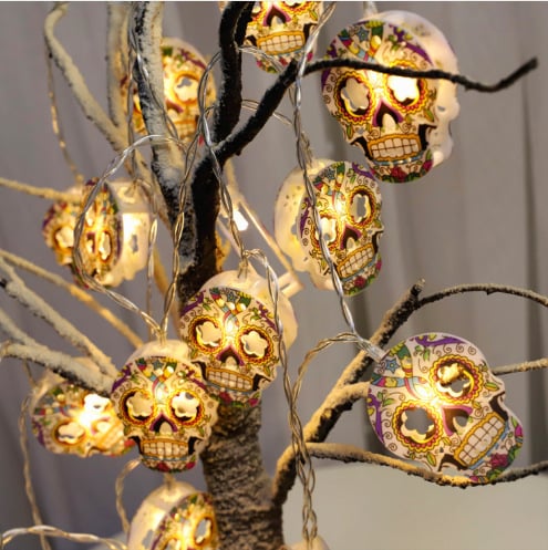 Halloween gaismu virtene ar skeletu un garu motīviem, ķirbja un zirnekļa tīkla motīvi, abstrakts dizains; barošana ar baterijām un USB, pogu vadība, zems spriegums ≤36V