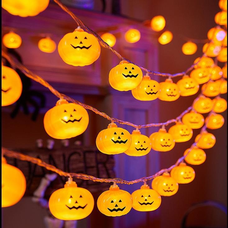 Хелоуин гирлянда със скелет и призрак, мотиви тиква и паяжина, абстрактен дизайн; захранване от батерия и USB, управление с бутон, ниско напрежение ≤36V