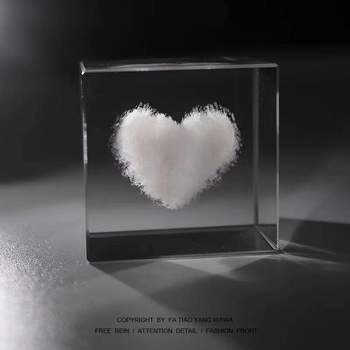 Graviruotas borosilikatino stiklo stalinis papuošalas