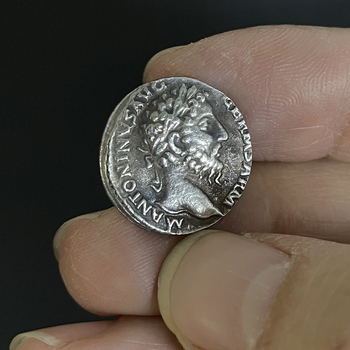 Κολιέ από χαλκό με αρχαίο ρωμαϊκό κέρμα σε κλασικό στυλ, κρεμαστό με Μάρκο Αυρήλιο, ηλεκτροπλακωμένο και χυτό