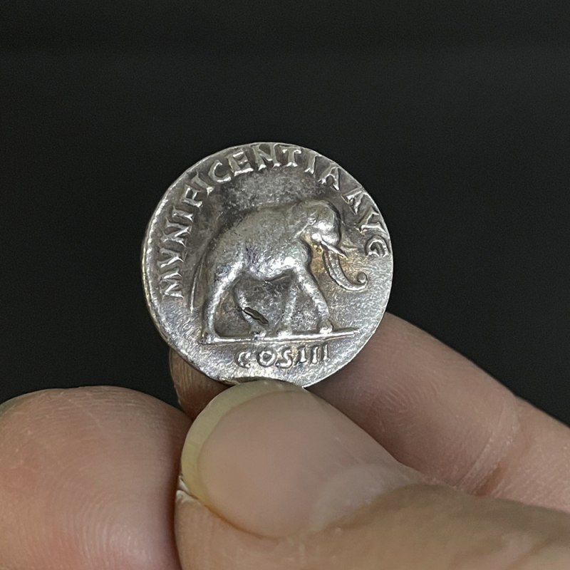 Vario karoliai su klasikinio Romos monetos pakabuku Marcus Aurelius; elektroplakavimas ir liejimas